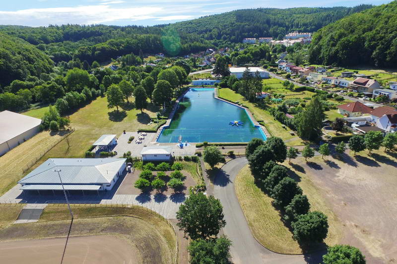 Schwimmbad in Thal - Luftaufnahme