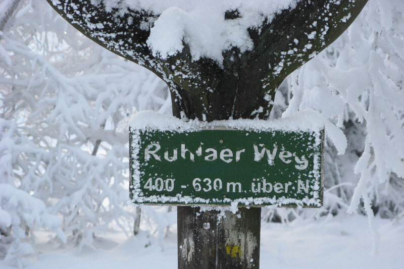 vereister Wegweiser Ruhlaer Weg auf dem Rennsteig