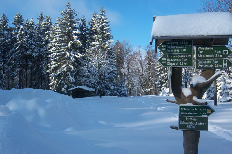 Wegweiser auf der Hinteren Schwarzbachwiese im Winter