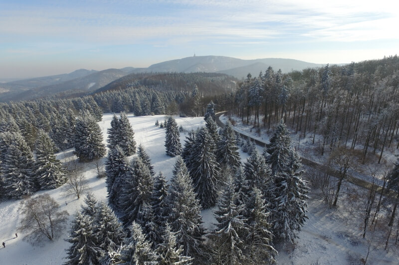 Luftaufnahme zum Inselsberg im Winter