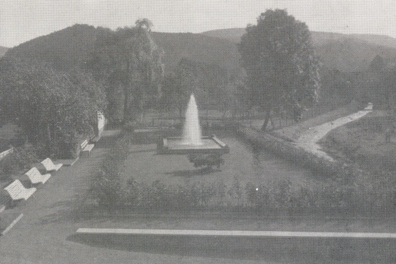 Durch die Werkleitung wurde eine Grünanlage mit Rosengarten und Wasserspielen angelegt.