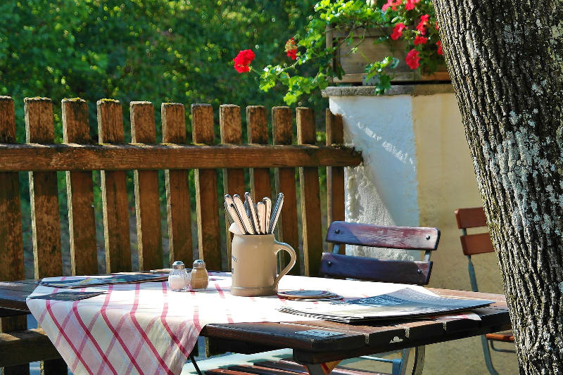 gedeckter Tisch im Biergarten
