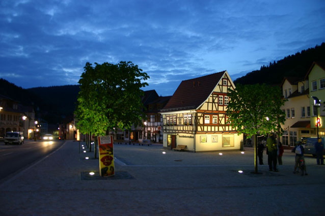 hell erleuchtetes Fachwerkhaus in Ruhla, Touristinformation Ruhla bei Nacht