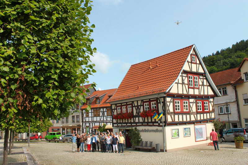 Ruhlaer Gastgeber vor der Touristinformation Ruhla